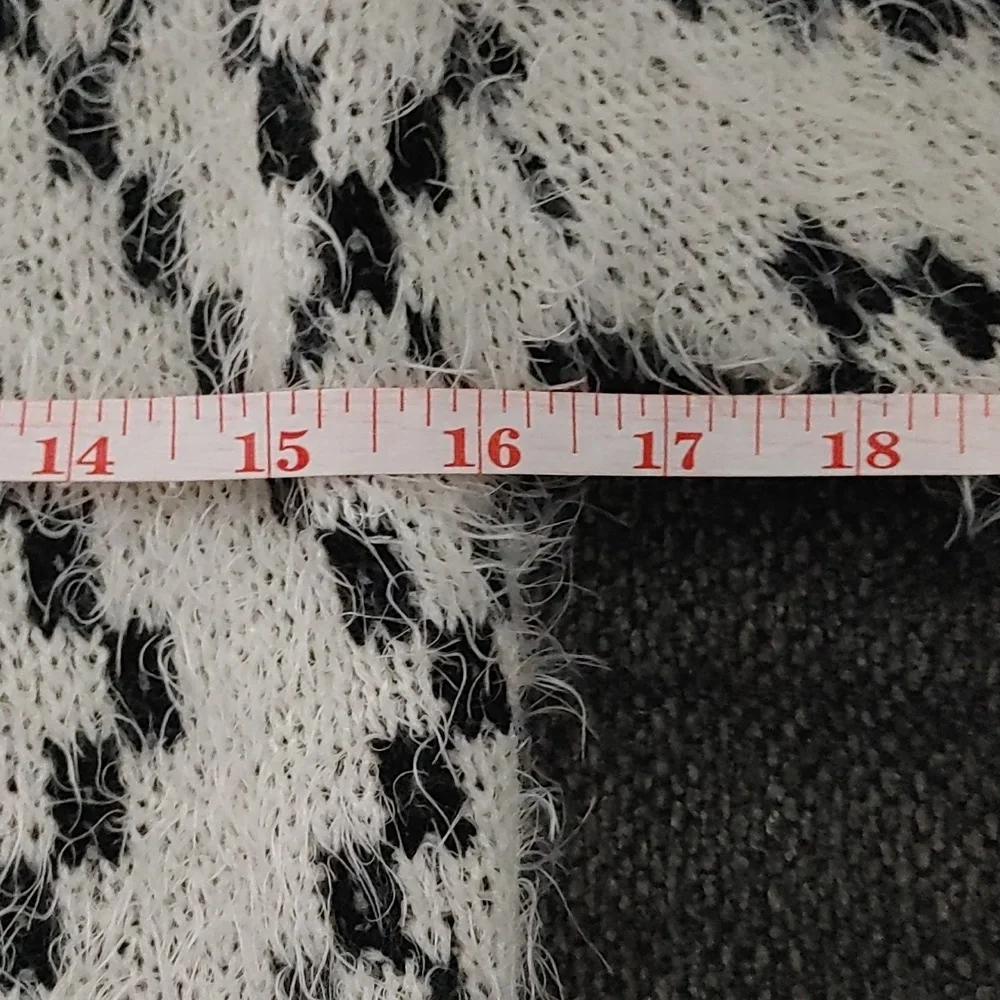Eyelash Cardigan Women's Sz Small Creamy White And Black Cozy Soft By Outlander - Picture 6 of 7